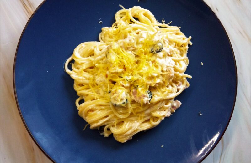 Serowe spaghetti z boczkiem i oliwkami