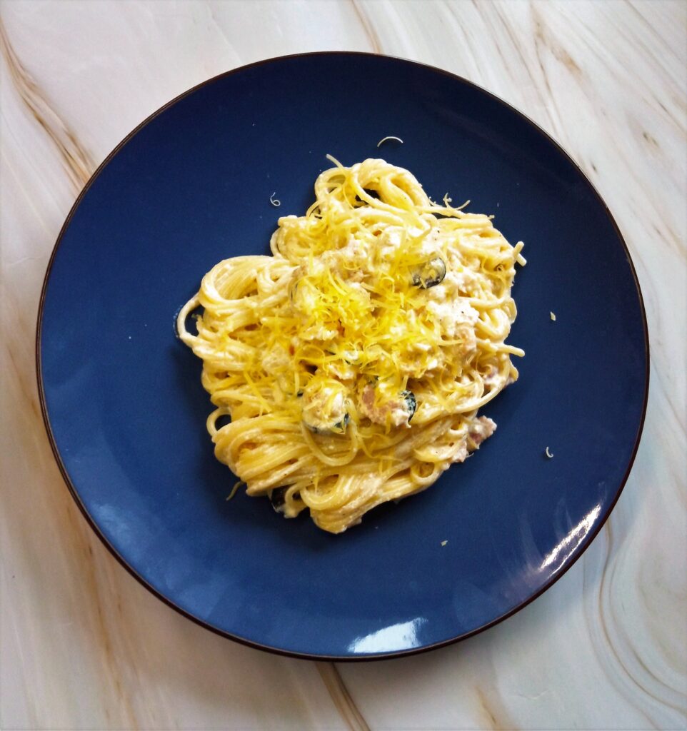Serowe spaghetti z boczkiem i oliwkami