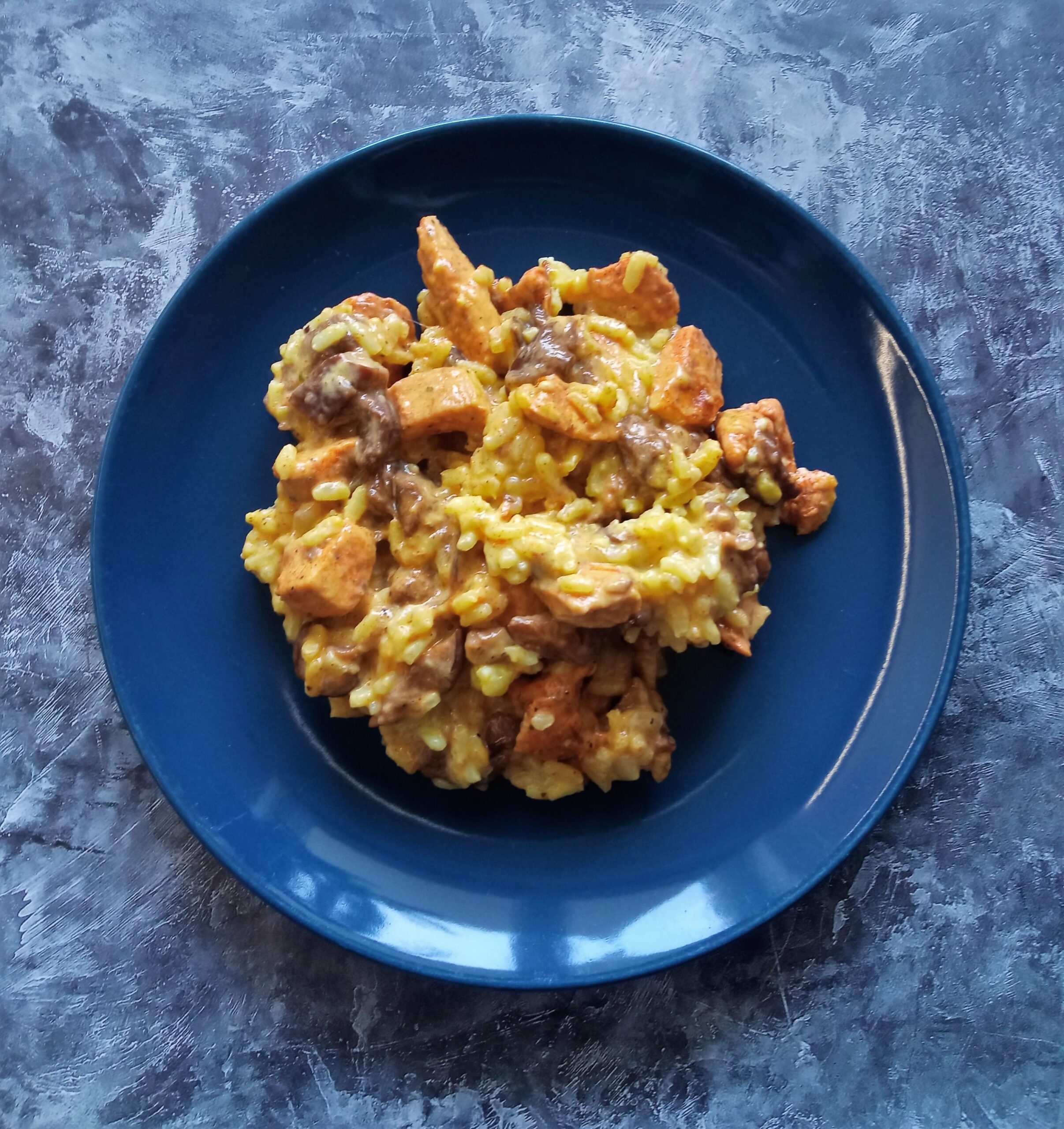 Risotto z leśnymi grzybami i kurczakiem las na talerzu?