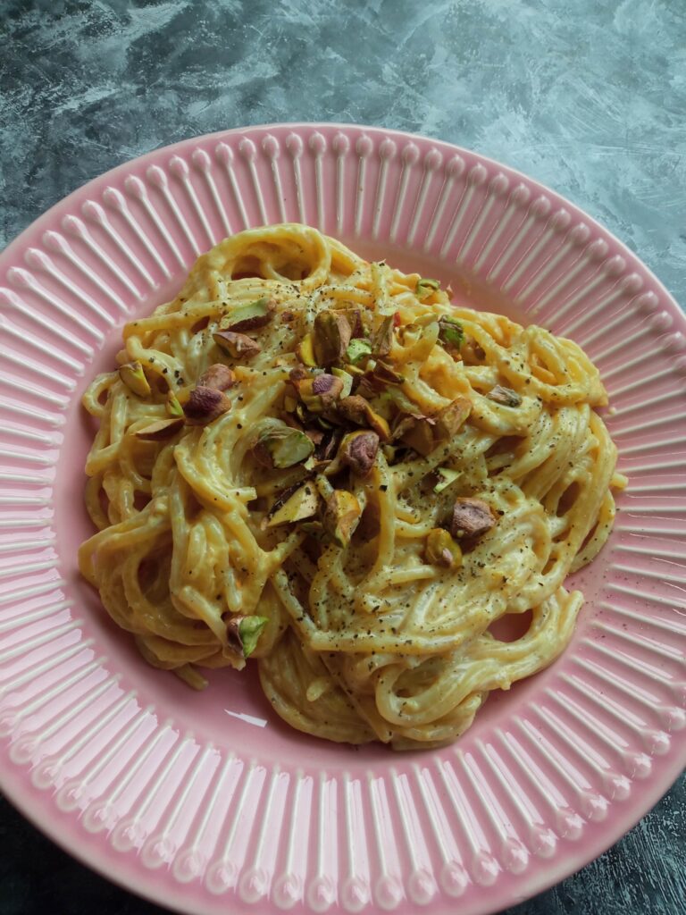 Makaron z kremowym sosem z żółtej papryki