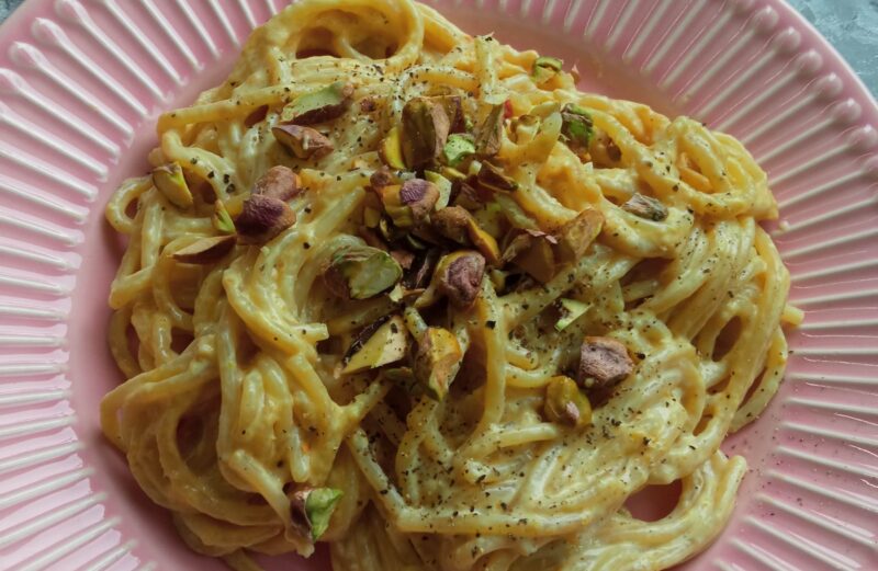 Makaron z kremowym sosem z żółtej papryki